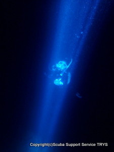 洞窟内で光を浴びるダイバー