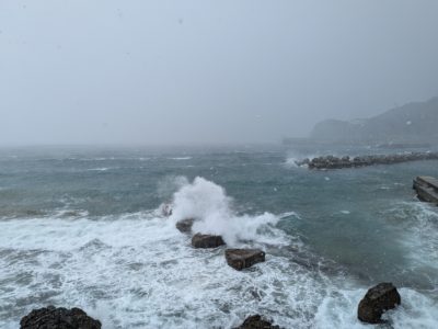 大荒れの大引きビーチ